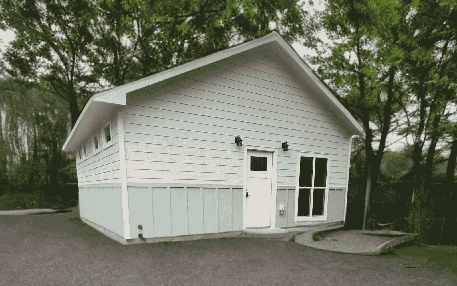 Kellywood White Bungalow